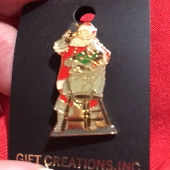 New Coca Cola Santa pin - Picture 2 of 2